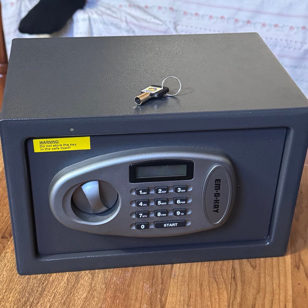 Em-D-Kay E1N Digital Entry Security Safe Withe Keypad and Key Override - Picture 2 of 12